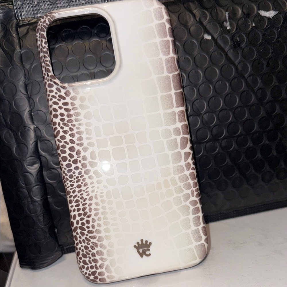 VELVET CAVIAR 10/10 condition IPHONE 16 pro max case white brown crocodile